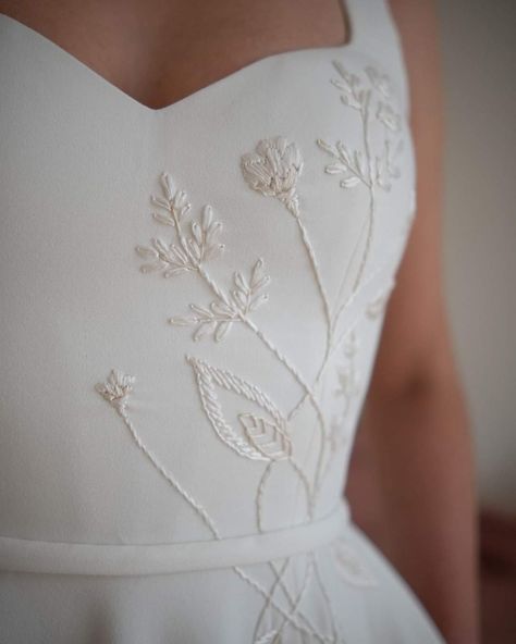 Simple Wedding Dress Embroidery, Simple Wedding Dress With Embroidery, Hand Embroidered Wedding Dress, Embroidery On Wedding Dress, Embroidered Satin Wedding Dress, Elegant Embroidered Wedding Dress, Wedding Dress Embroidery, Embroidered Wedding Dress, Boda Mexicana