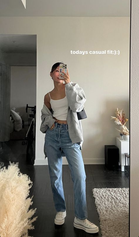 Basic Jeans Outfit Aesthetic, Aesthetic Mom Jeans Outfit, Aesthetic Uni Outfits, Mom Jeans Outfit Aesthetic, Outfit Inspirations Winter Casual, Basic Outfits For School, Mom Jeans Outfit, Cute Outfits With Jeans, Uni Outfits