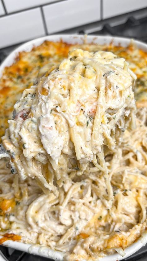 Easy Chicken Tetrazzini Recipe - Bad Batch Baking - Restaurant Copycat Recipes & Family Favorites One Pot Chicken Meals Pasta, Bad Batch Baking, Supper Ideas Pasta, Chicken Tetrazzini Easy, Easy Supper Ideas Quick, Creamy Chicken Tetrazzini, Tetrazzini Recipes, Easy Chicken Tetrazzini Recipe, Chicken Tetrazzini Casserole