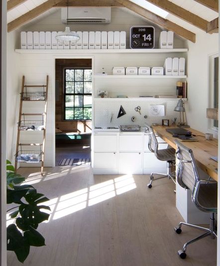 Art Studio Desk, Shed Interior Design Ideas, Shed Homes Ideas, She Shed Office, She Shed Interior, Barn Office, Office Cabin, Shed Makeover, Office Shed