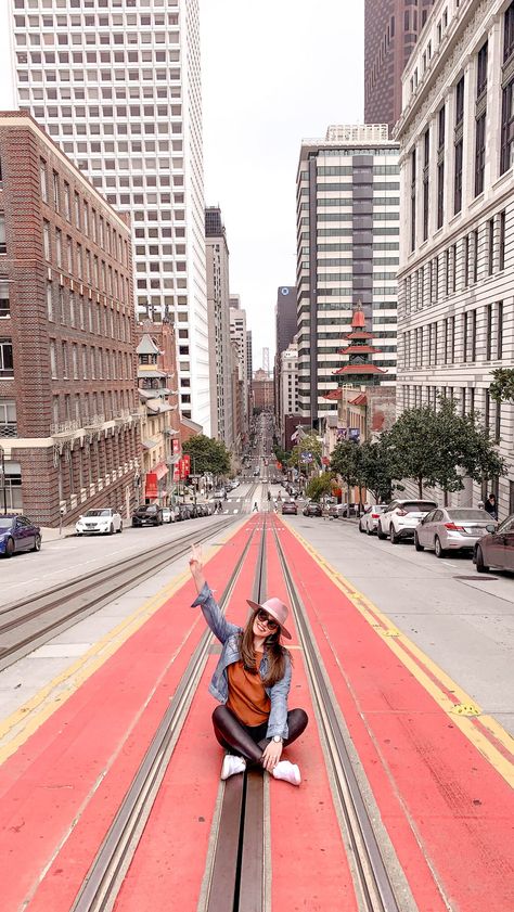 18 of The Best Photo Spots in San Francisco · Le Travel Style San Francisco Street Style, San Francisco Pictures, San Francisco Travel Guide, San Francisco Photography, San Francisco Trip, San Francisco Streets, San Francisco Photos, Visit San Francisco, Lombard Street