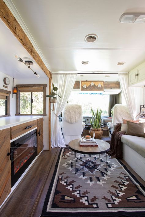 Our Tiffin Allegro Open Road RV Tours Rv Christmas, Motorhome Remodel, School Bus Tiny House, Rv Dreams, Vans Girl, Rv Makeover, Christmas Decoration Ideas, Rv Renovations, Camper Renovation