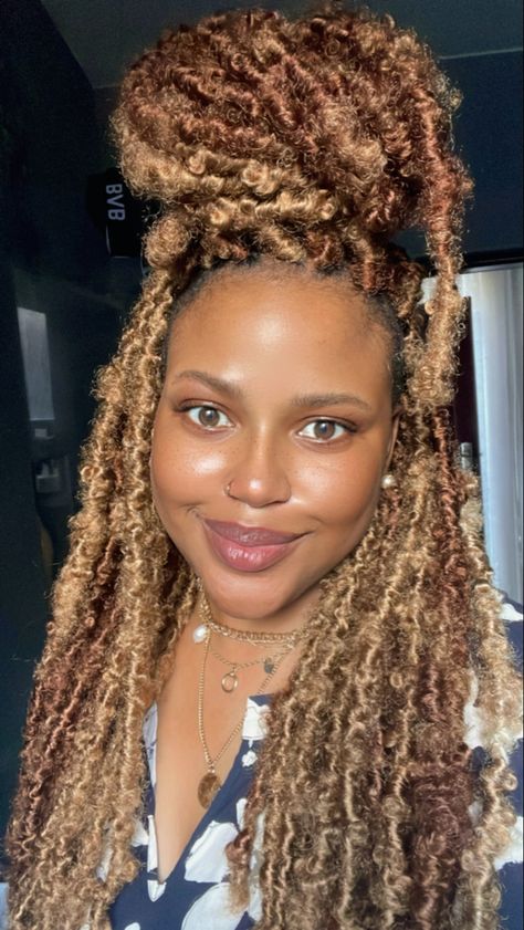 Brown Goddess Faux Locs, Long Butterfly Locs With Color Blonde, Butterfly Faux Locs Color Ideas, Brown Colored Locs, Butterfly Locs With Color Brown, Butterfly Locs Color Ideas, Gold Faux Locs, Golden Brown Locs, Butterfly Locs Blonde