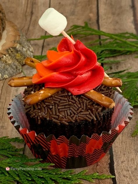 campfire cupcakes, best easy camping food recipe dessert ideas for kids Campfire Graduation Party, Campfire Party Ideas, Camping Cupcakes, Dessert Ideas For Kids, Fire Truck Cupcakes, Campfire Birthday, Fire Cupcakes, Easy Camping Food, Campfire Cupcakes