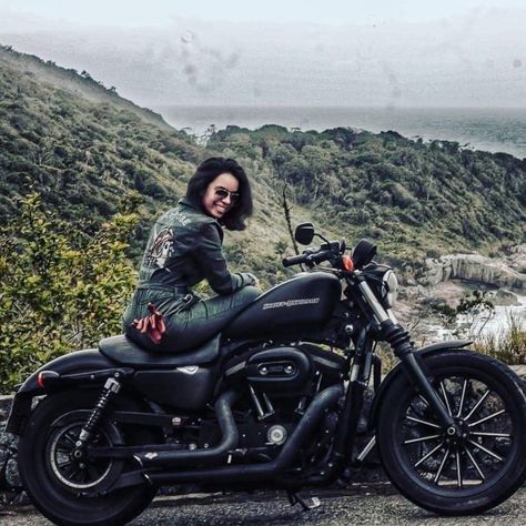 Female Motorcycle Riders Harley Davidson, Hd 883 Iron, Womens Motorcycle, Biker Photoshoot, Motorcycle Aesthetic, Motorcycle Photography, Bike Photoshoot, Retro Motorcycle, Harley Bikes