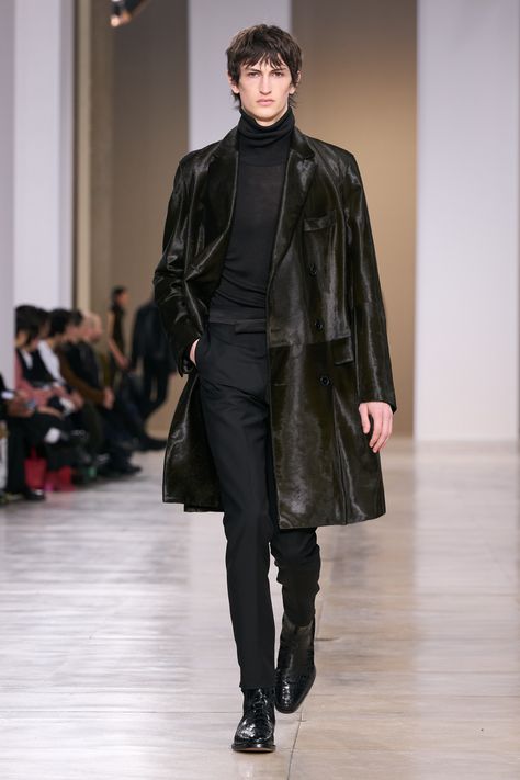 Hermès - Fall 2024 Menswear https://www.vogue.com/fashion-shows/fall-2024-menswear/hermes/slideshow/collection#37 Hermes Menswear, 2024 Menswear, Menswear Runway, Mcqueen Fashion, Long Leather Coat, Minimal Look, Riders Jacket, Menswear Fashion Show, Hermes Men