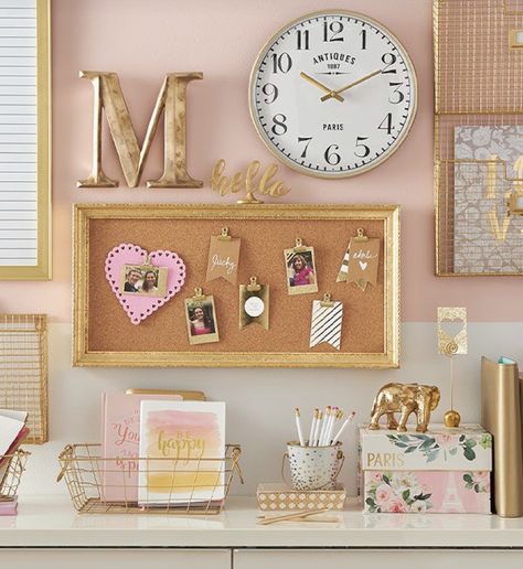 Pretty Desk Ideas, Pink Cubicle Decor, Female Office Ideas, Decorated Desk, Work Cubicle Decor, Girly Desk, Pink Home Office, Pink Office Decor, Home Office Furniture Design