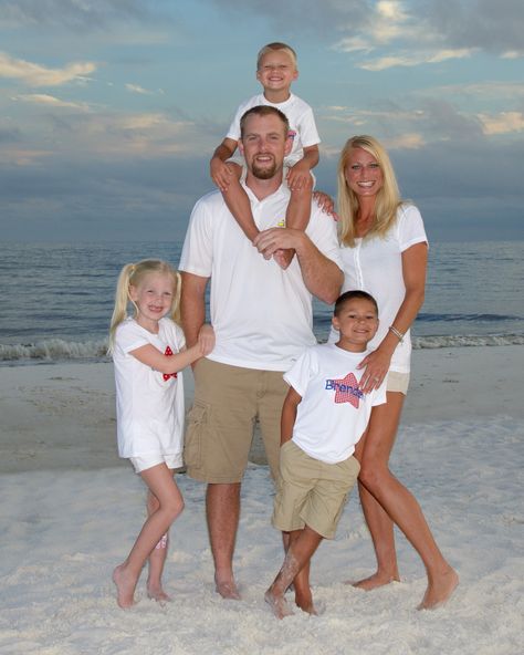 Family Beach Pictures Poses, Beach Fotos, Beach Photoshoot Family, Beach 2023, Family Photo Colors, Beach Photography Family, Cute Beach Pictures, Family Beach Pictures, Family Poses