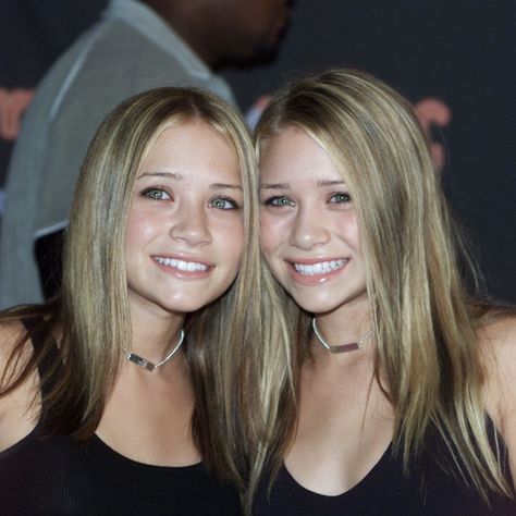 Selena Gomez Friends, Olsen Twins Full House, Olsen Family, Ashley Mary Kate Olsen, Famous Sisters, Michelle Tanner, Olsen Twins Style, Olsen Sisters, Mary Kate Ashley Olsen