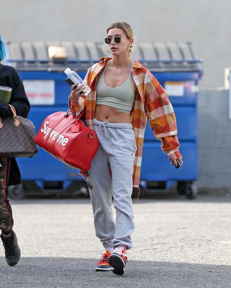 Orange Flannel Outfit, Orange Flannel, Hailey Baldwin Street Style, Flannel Fits, Celeb Fashion, Flannel Outfits, Set Active, Pants Style, Hailey Baldwin