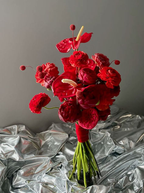 Aesthetic wedding bouquet, stylish bouquet with red callas, trendy red bouquet for the bride, fashionable wedding bouquet 2024, photo shoot for a florist shop, inspiration for a florist, stylish bouquet with red flowers, photo zone at a wedding, red bouquet with silver, red bouquet for a holiday, aesthetic photo with red flowers Red Calla Lily Bouquet, Red Flower Wedding Bouquet, Red Aesthetic Wedding, Red Wedding Aesthetic, Red Bride Bouquet, Aesthetic Wedding Bouquet, Red Bouquet Flowers, Bouquet Red Flowers, Red Wedding Florals