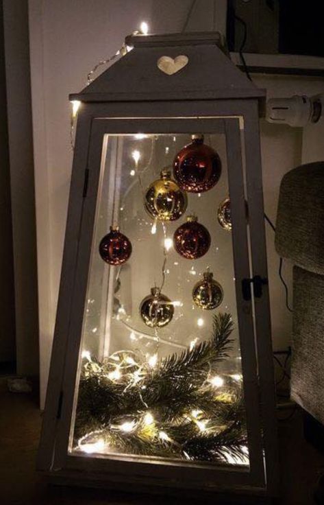 Outdoor Christmas Lanterns, Christmas Lantern Decor Ideas, Christmas Lantern Ideas, Julkransar Diy, Halloween Decorations Outdoor Porch, Lantern Christmas Decor, Classic Christmas Decorations, Lantern Ideas, Halloween Decorations Diy Outdoor