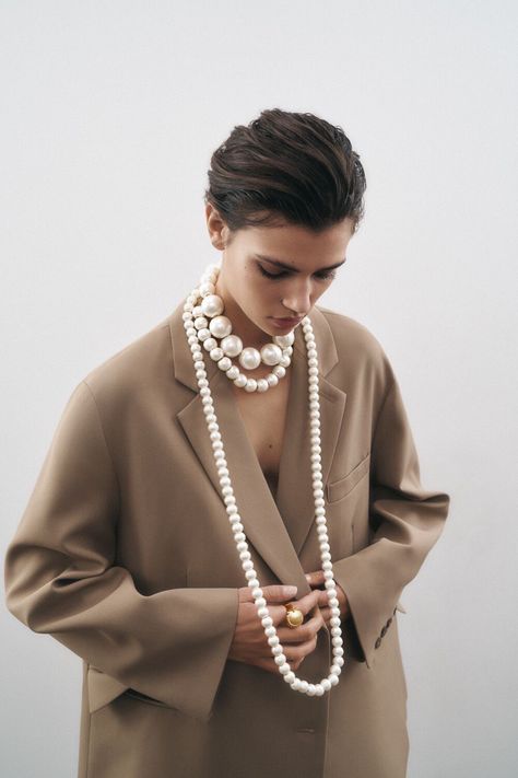 Outfit With Pearls, Pearl Necklace Outfit, Necklace Outfit, Long Pearl Necklaces, Chunky Chain Necklaces, Chunky Necklace, 가을 패션, Short Necklace, Beads Necklace