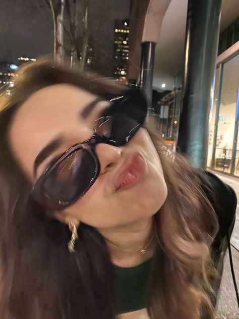 Brunette Aesthetic, Girl With Sunglasses, Foto Ideas Instagram, + Core + Aesthetic, Brunette Girl, Night Aesthetic, City Girl, Character Aesthetic, Insta Photo Ideas