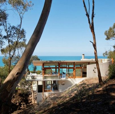 Striking glass and timber pavilion: Ocean House Cantilever Architecture, Slim Aaron, Slope House, Contemporary Beach House, Hillside House, Ocean House, Real Estate Humor, Waterfront Homes, Beach House Decor