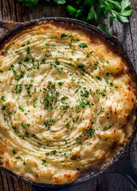 Shepherds Pie Recipe Healthy, Shepards Pie Recipe, Beef And Veggies, Beef Meals, Iron Skillet Recipes, Shepherds Pie Recipe, Cast Iron Skillet Recipes, Cast Iron Recipes, Cottage Pie