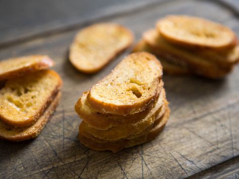 Store-bought crackers are convenient, sure, but most of them taste bland and lifeless right out of the protective packaging. These homemade baguette toasts are way better, and they're almost as easy as opening a box. How To Make Melba Toast, Baguette Crackers, Baguette Croutons, Melba Toast Recipe, Baguette Toast, Homemade Baguette, Soup Meals, Toasted Crackers, Melba Toast