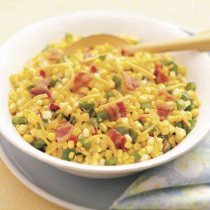 Fresh Corn Medley Recipe -Your family will be sweet on this summery side dish that combines corn "off" the cob with green pepper, bacon, cheddar cheese and honey. It's just as delightful with frozen corn. —Susan Paden Mexico, Missouri Corn Medley, Missouri Recipes, Fresh Corn Recipes, Corn Off The Cob, Pepper Bacon, Cheese And Honey, Fish Steak, Fresh Corn Salad, Yummy Salads