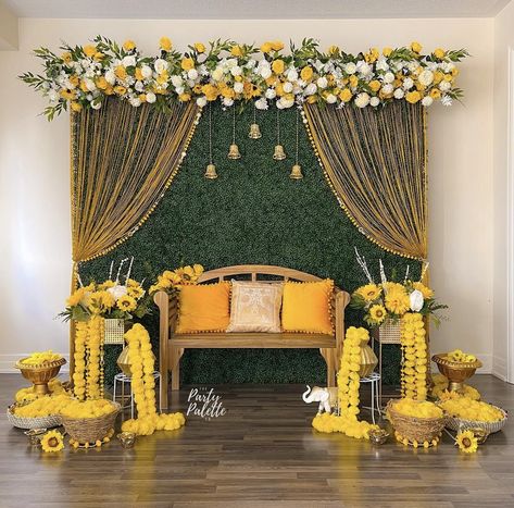 Mehendi Back Drop Ideas, Pooja Stage Decoration Ideas, House Warming Photo Booth Indian, Housewarming Photo Booth Backdrop Ideas, Housewarming Backdrop Ideas, Mehndi Background Decoration, Home Haldi Decor, Indian Photo Booth, Background Decorations For Pooja