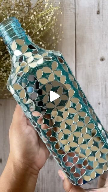 Mirror Art On Bottle, Cover Glass Table Top Ideas, Diy Glass Decorating Ideas, Mosaic Bottles Ideas, Bottle Mirror Art, Mosaic Mirrors Ideas Diy, Mirror Bottle Art, Bottle Lippan Art, Mirror Work On Bottle