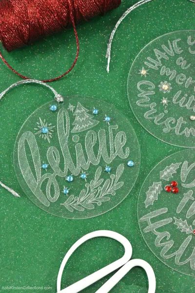 Christmas Ornaments With Cricut, Christmas Ornaments With Names, Ornaments With Cricut, Ornaments With Names, Acrylic Christmas Ornaments, Cricut Ornaments, Engraved Christmas Ornaments, Cricut Hacks, Engraved Ornaments