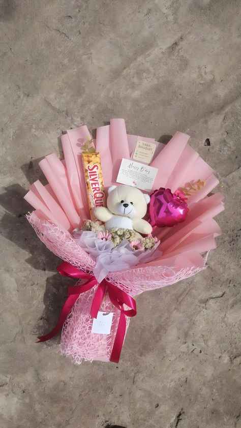 Chocolate Flowers Bouquet, Tissue Paper Flowers Diy, Diy Bouquet Wrap, Creative Birthday Cards, Flower Bouquet Diy, Gifts Wrapping Diy, Gift Bouquet, Bouquet Wrap, Rose Arrangements