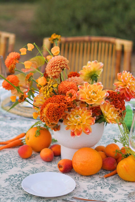 Aesthetic Decoration Table Wedding Wedding Table With Fruit, Floral Arrangements With Fruit, Citrus Floral Arrangement, Orange Themed Wedding, Elegant Flower Arrangements, Lemon Table Decor, Wild Flower Arrangements, Haldi Decor, Citrus Garden