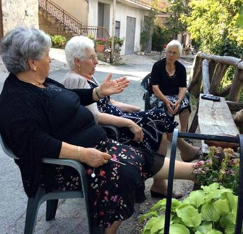 Italian ladies Italy Magazine, Italian Aesthetic, Italian Street, Italian Life, Italian Village, Village People, Italian Culture, Italian Women, Village Life