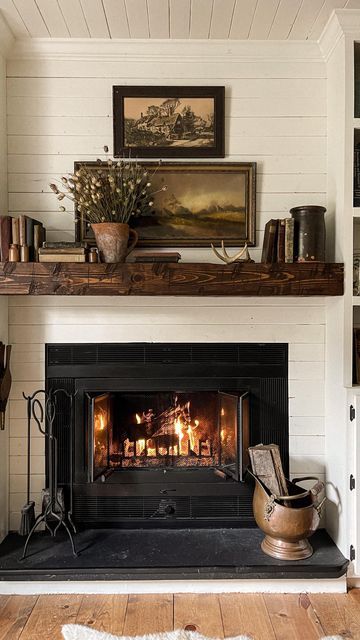 Fireplace Mantle Decor, Up House, Home Decor Living Room, Ideas Living Room, Home Decorating Ideas, Aesthetic Home, Decoration Inspiration, Antique Farmhouse, Fireplace Mantle