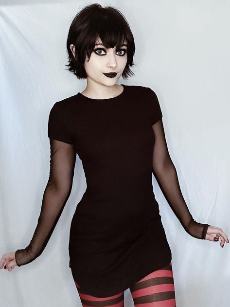 Mavis Cosplay, Pinup Reference, Hotel Transylvania Costume, Halloween Pinup, Mavis Hotel Transylvania, Girls To Draw, Mavis Dracula, Army Of Darkness, Punk Women