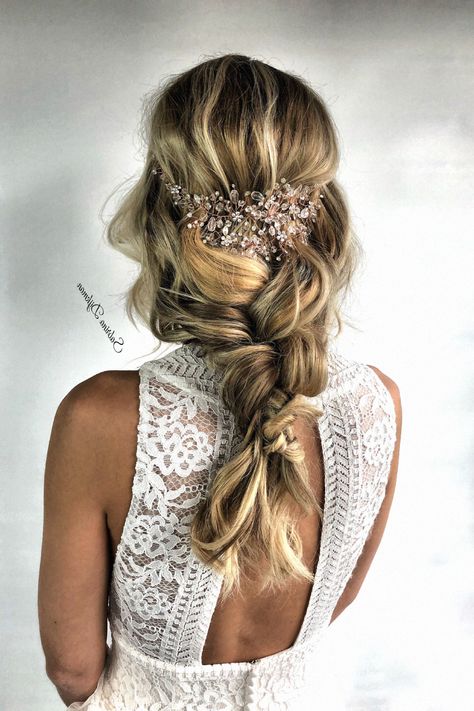 This boho wedding hair feels so gorgeous for your wedding day. You’ll love this style with its chic style. Add it to your hairstyle collection. Effortless Wedding, Romantic Updo, Boho Wedding Hair, Hairstyle Inspiration, Wedding Hair Inspiration, Your Hairstyle, Wedding Hairstyle, Sleek Ponytail, Loose Curls