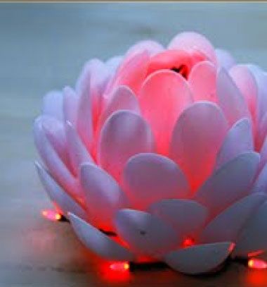 Check out this easy way on how to make a gorgeous lotus lamp using only plastic spoons! This lotus lamp is not just only a gorgeous and inexpensive home decor  but it's also a perfect way to repurpose some plastic spoon leftovers ... Plastic Spoon Lamp, Plastic Spoon Art, Fork Crafts, Diwali Crafts, Plastic Spoon Crafts, Tea Candle Holder, Spoon Craft, Upcycle Plastic, Lotus Lamp