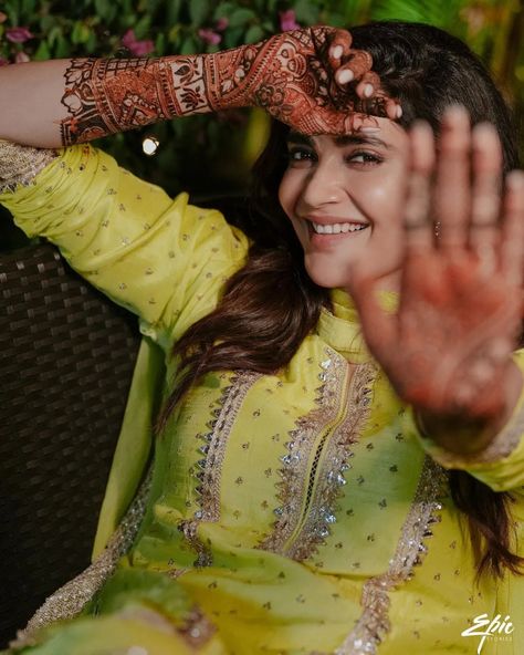 Karishma Tanna Mehendi, Mehendi Photography Bridal, Green Salwar Suit, Mehndi Poses, Mehendi Photoshoot, Haldi Shoot, Mehendi Photography, Indo Western Dresses, Karishma Tanna