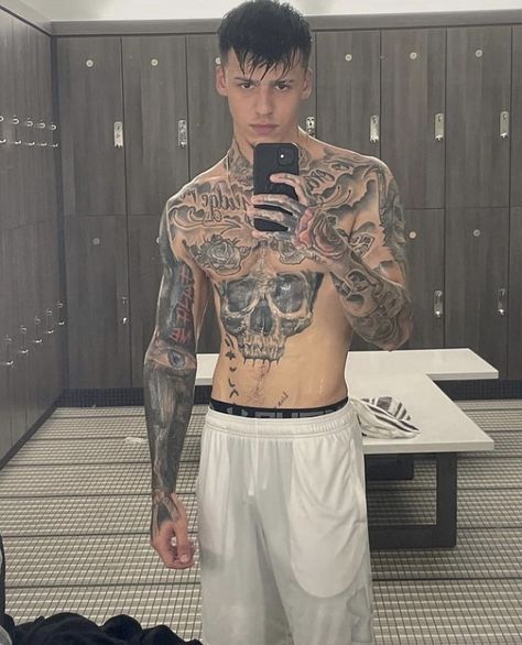 Fully Tattooed Man, Fully Tattooed, Tattoo Stomach, Tattooed Guys, Simbols Tattoo, Black Men Tattoos, Guy Selfies, Skull Sleeve Tattoos, Men Tattoos Arm Sleeve