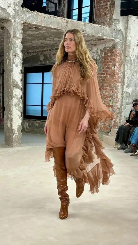 designer brands with the best resale value Long Sleeve Flowy Maxi Dress, Albanian Clothing, Chloe Fashion, Harness Fashion, Bohemian Chic Fashion, Chloe Dress, Boho Style Outfits, 90s Fashion Outfits, Vintage Designer