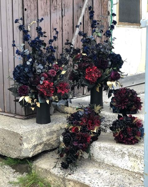 Dark Fall Flower Arrangements, Autumnal Gothic Wedding, Black Roses Wedding Decor, Black Flower Arrangements Floral Design, Gothic Flower Centerpieces, Dark Flower Centerpieces, Gothic Spring Wedding, Gothic Fall Wedding Decorations, Dark Floral Centerpieces