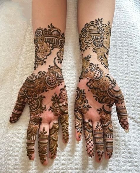 Dubai Mahendi Design Front Hand Simple, Shaadi Mehendi Design, Dubai Mehendi Designs Front Hands, Right Hand Front Mehndi Designs, Mehandi Design For Front Hand, Dubai Mehendi Designs, Mehndi Designs New, Front Hand Mehndi Design, Latest Arabic Mehndi Designs