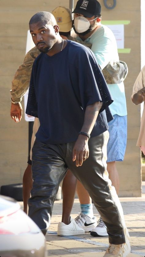 Ye Kanye West Style Outfits, Kanye West Outfits, Kanye West Style, Yeezy Outfit, Yeezy Season, Mens Casual Outfits Summer, All Black Outfit, Mens Casual Outfits, Kanye West