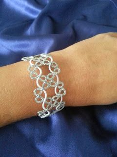 CM-Handmade: Simple pattern for the bracelet white and silver Tatted Bracelet Pattern, Tatting Bracelet, Tatting Patterns Free, Tatting Necklace, Needle Tatting Patterns, Shuttle Tatting Patterns, Tatting Jewelry, Needle Tatting, Yarn Thread