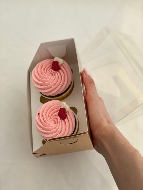 Valentines Bakery, Valentines Cakes And Cupcakes, Cake For Boyfriend, Home Bakery Business, Pretty Cupcakes, Mini Cakes Birthday, Valentines Cupcakes, Bakery Packaging, Pretty Dessert