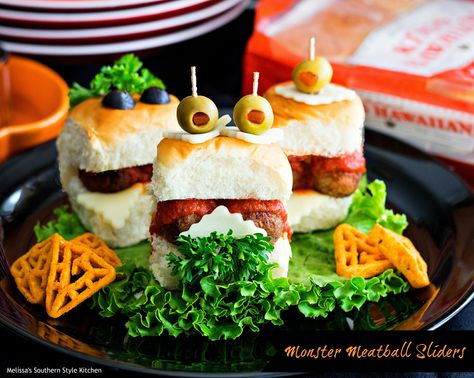 Monster Meatball Sliders Thanksgiving Appetizers Finger Foods, Halloween Appetizers For Adults, Tiny Characters, Party Food Easy Appetizers, Halloween Finger Foods, Halloween Appetizers Easy, Halloween Lunch, Meatball Sliders, Appetizers For Kids