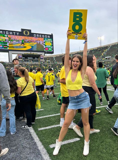 Oregon Football Game Outfit, Oregon Game Day Outfit, University Of Oregon Game Day Outfit, Umich Game Day, Oregon Ducks Game Day Outfit, Oregon State University Aesthetic, Eugene Oregon Aesthetic, University Of Oregon Aesthetic, College Party Aesthetic