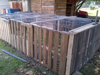 the chicken house and pen was made with 49 pallets Pallet Duck Pen, Pallet Coop Plans, Chicken Run With Pallets, Rooster Pens Ideas, Pallet Chicken Coop Diy Easy, Chicken Pen Ideas, Chicken Housing, Pallet Chicken Coop, Reban Ayam