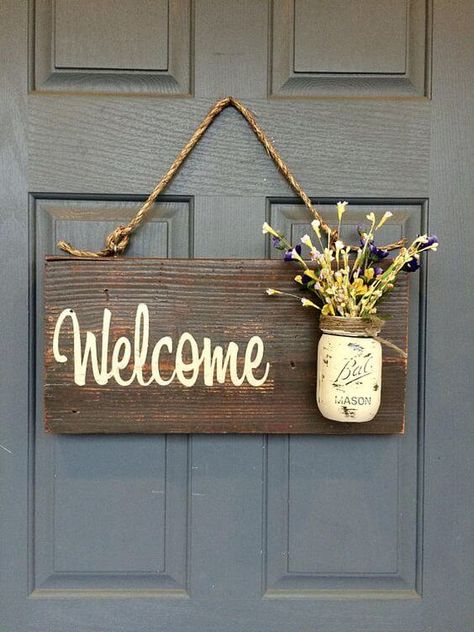 Home Decor Front Porch, Front Porch Welcome Sign, Rustic Country Home Decor, Diy Frühling, Decor Front Porch, Wood Signs For Home, Rustic Country Home, Porch Welcome Sign, Geek Decor