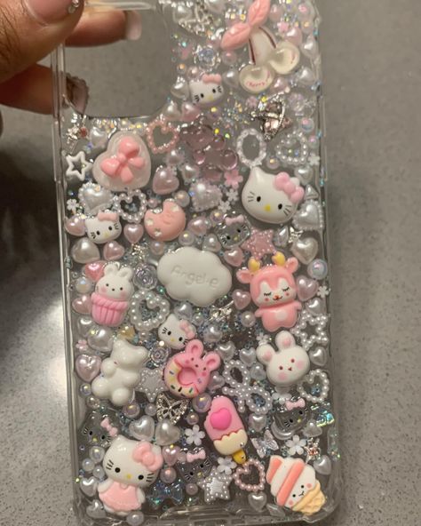 For the hello kitty lovers 🩷 #junkcase #hellokitty #hellokittyaddict #hellokittylover #sanrio #sanriocore #explore Hello Kitty Macbook Case, Junkcase Ideas, Hello Kitty Junk Case, Bling Phone Cases Diy, Hello Kitty Iphone Case, Junk Case, Diy Hello Kitty, Hello Kitty Phone Case, Charm Phone