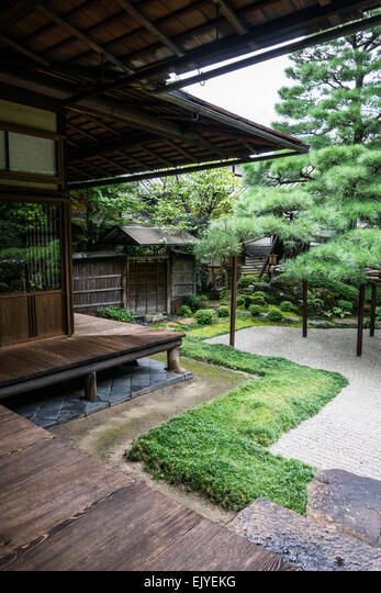 Japanese Veranda Design, Japanese Veranda, Genkan Ideas, Wooden Veranda, Japanese Courtyard House, Small House Decoration, Best Tiny House Designs, Simple Small House, Japanese House Exterior