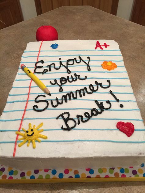 End of the school year cake for my friends at work End Of Year Cake Ideas, End Of Summer Cake Ideas, End Of School Year Cake, End Of School Cupcakes, End Of School Cake, Last Day Of School Cake, School Cake Ideas, Retirement Cupcakes, School Cakes