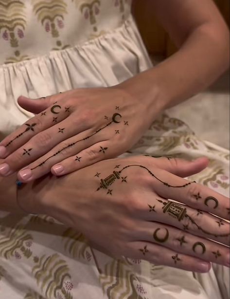 Ramdan Henna Simple, Ramadan Henna Designs Simple, Ramdan Mehndi Design, Ramadan Nails Art, Henna For Ramadan, Henna Designs Ramadan, Henna Hand Designs Simple, Hena Design Hand, Henna For Fingers