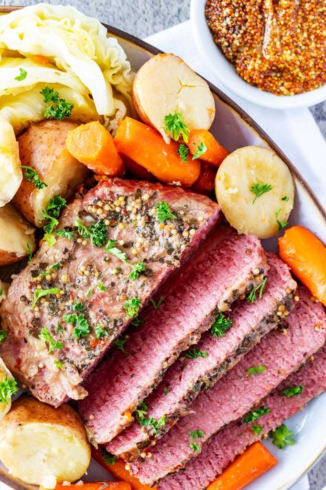 Corned Beef and Cabbage is an American St. Patrick's Day tradition, and this Dutch Oven Corned Beef recipe is absolute perfection! The meat comes out juicy and tender, and the veggies are perfectly cooked and full of flavor. Try this easy corned beef recipe once, and it just may become one of your favorite dishes. Crock Pot Corned Beef And Cabbage, Cornbeef Cabbage Slow Cooker, Dutch Oven Corned Beef, Cabbage Slow Cooker, Corned Beef Recipes Slow Cooker, Smoked Corned Beef, Crock Pot Corned Beef, Slow Cooker Corned Beef, Corn Beef