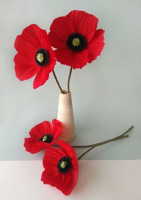 Poppies Bouquet, Decor Garden Ideas, Paper Poppies, Remembrance Day Art, Crepe Paper Flowers Diy, Poppy Craft, Flower Poppy, Poppy Bouquet, Hanging Craft Ideas